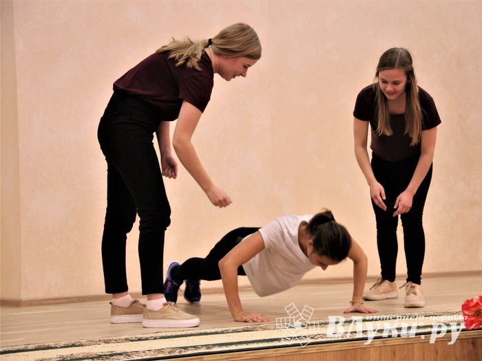 В Великих Луках ученики школы №13 поздравили своих педагогов (ФОТО)