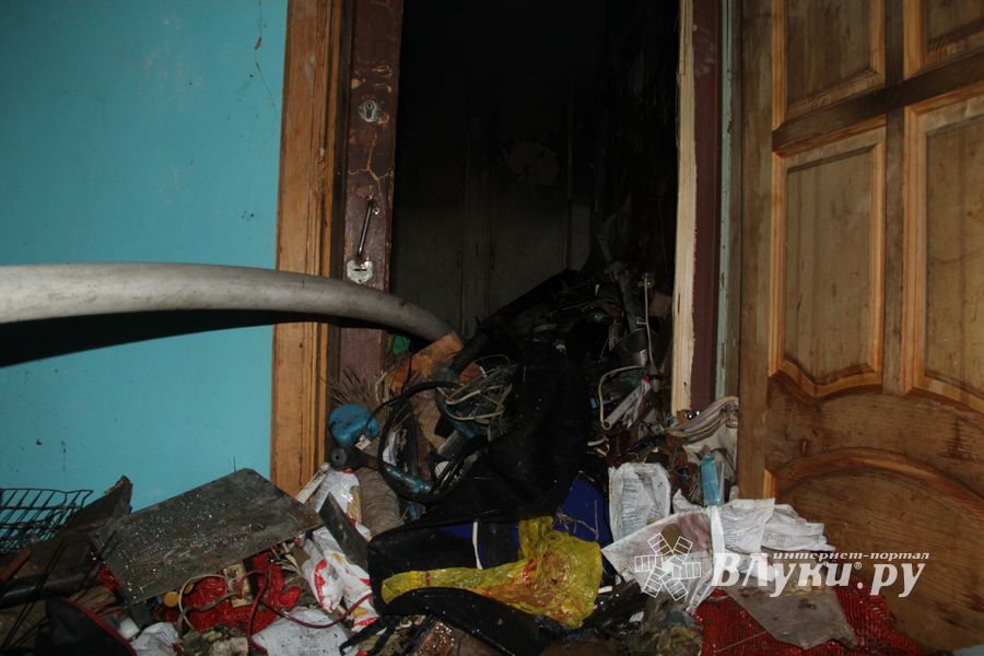 Фоторепортаж: пожар на Зверева в Великих Луках (ФОТО 18+)