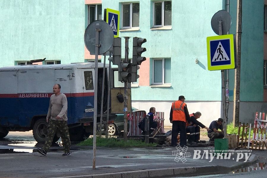 На Первомайской в Великих Луках ведутся ремонтные работы (ФОТО)