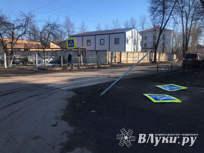 Фотофакт: на Нелидовской лежат пешеходы