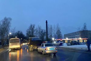 В Великих Луках столкнулись автобус и грузовик (ФОТО)