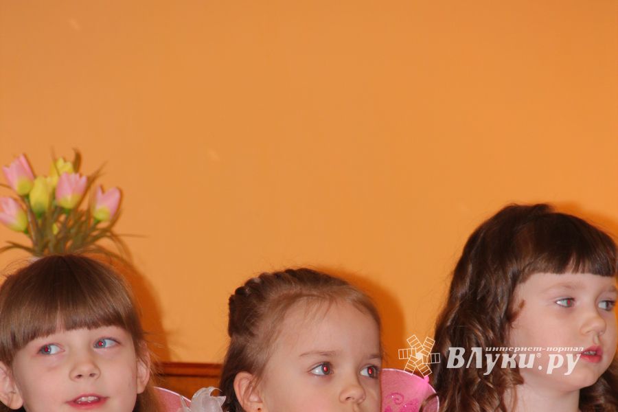 Дети поздравили мам с 8 марта (фото и видео)