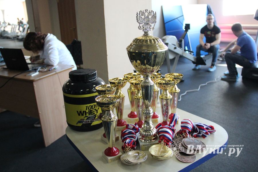 В Великих Луках состоялись Чемпионат и Первенство Псковской области по жиму штанги лежа (ФОТО)