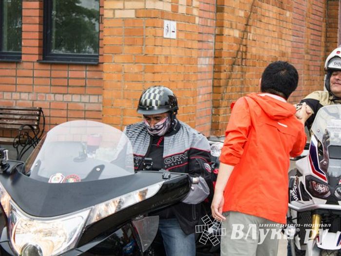 Иностранные туристы на электромобилях в Великих Луках (ФОТО)