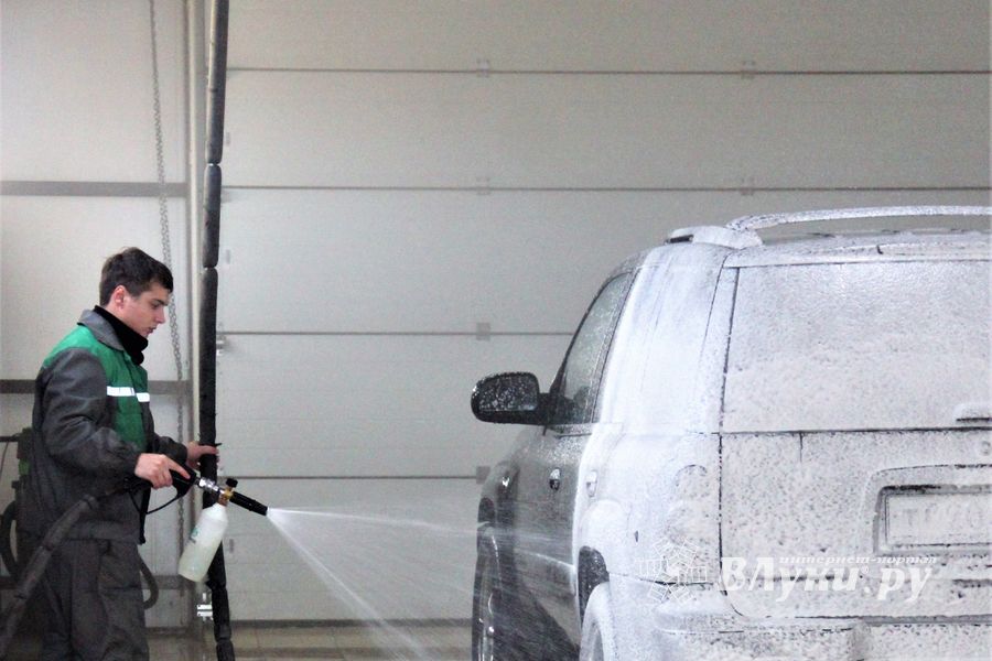 Автомойка в Великих Луках дарит подарки в День автомобилиста (ФОТО)