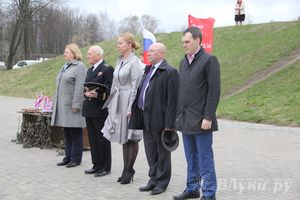​Церемония закладки земли Города воинской славы в памятные гильзы состоялась в Великих Луках (фото)