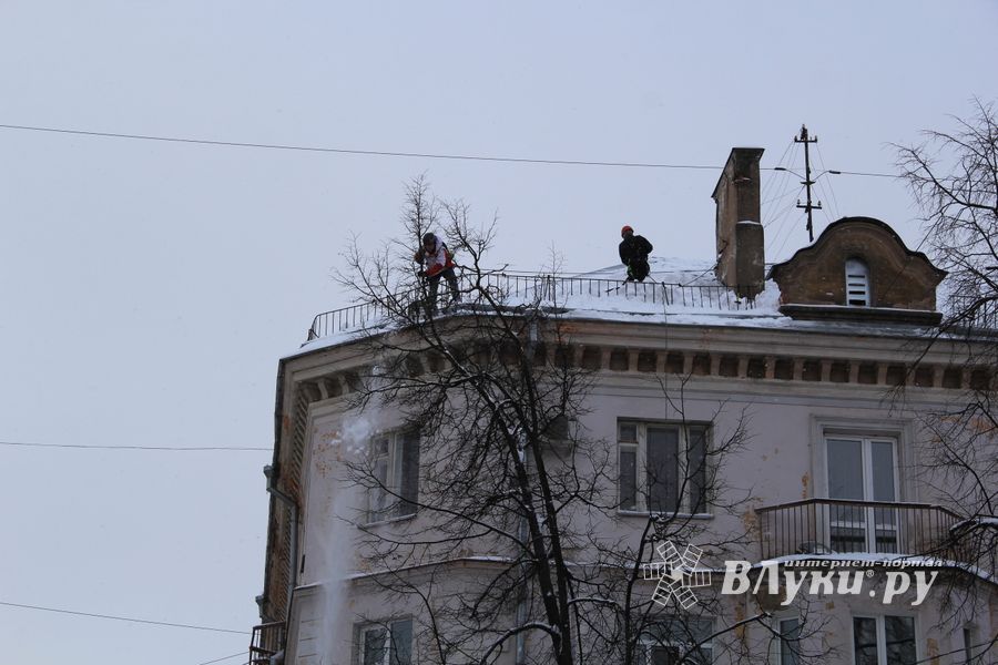 В Великих Луках  уборка снега на высоте...
