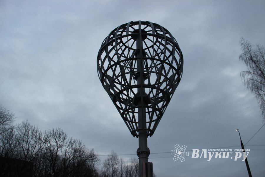 Площадку у будущего знака воздухоплаванию облагораживают (ФОТО)