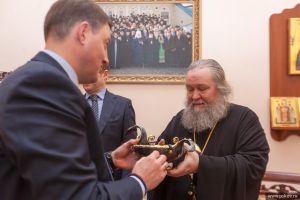 Андрей Турчак поприветствовал архиерея Великолукской епархии на Псковской земле и вручил «чашу терпения» (фото)