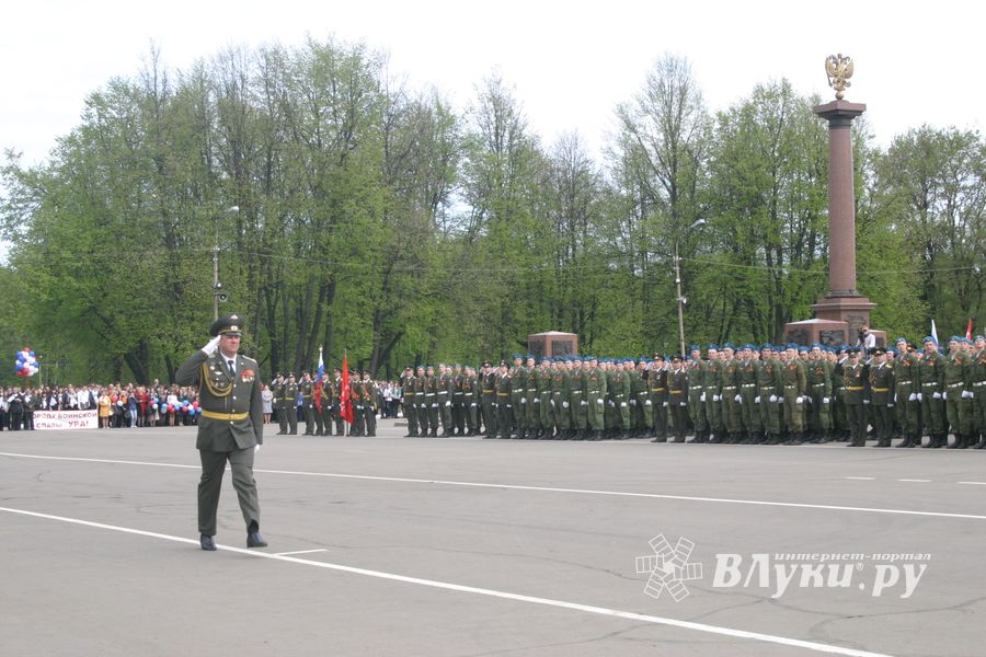 В Великих Луках прошел Военный парад