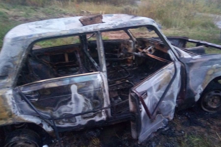 В Великих Луках горел автомобиль (ФОТО)