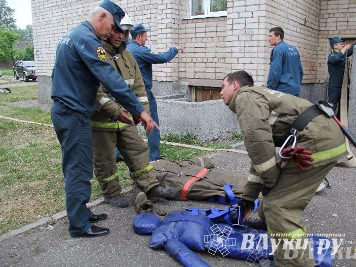 В Великих Луках прошли областные соревнования среди пожарных по спасению пострадавших