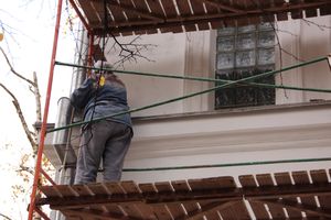 В Великих Луках ремонтируют фасад Архива (ФОТО)