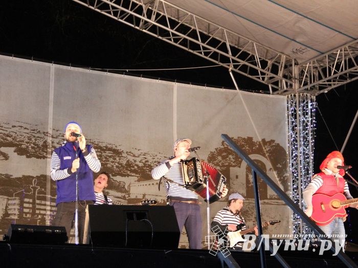 Дождик не помешал открытию городской ёлки (ФОТО)