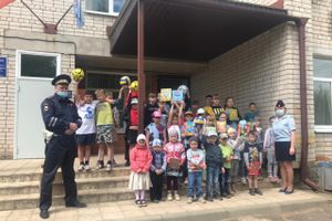 Полицейские поздравили детей в Великолукском районе (ФОТО)