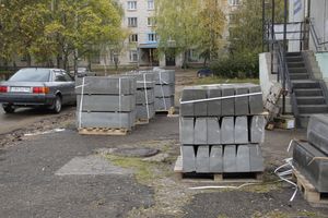 Во дворе дома на ул. Гоголя дорожники взяли в руки клещи (ФОТО)