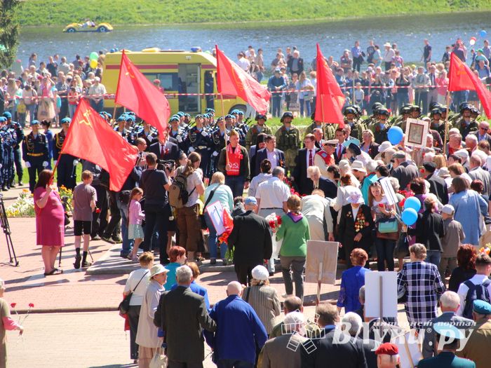 По центральному проспекту Великих Лук прошёл  «Бессмертный полк» (0+) (ФОТО)