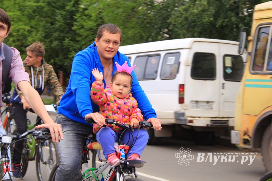 В Великих Луках прошёл Велопарад (ФОТО)