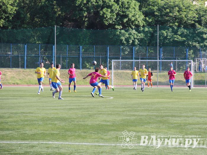 В Великих Луках команда «КПРФ» обыграла команду «Спартака» (фото)