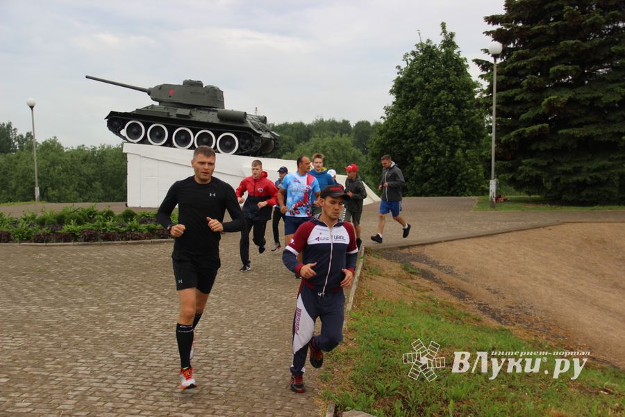 Великолучане провели зарядку с чемпионом (ФОТО)