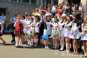 В Великих Луках прозвенели «Последние звонки»