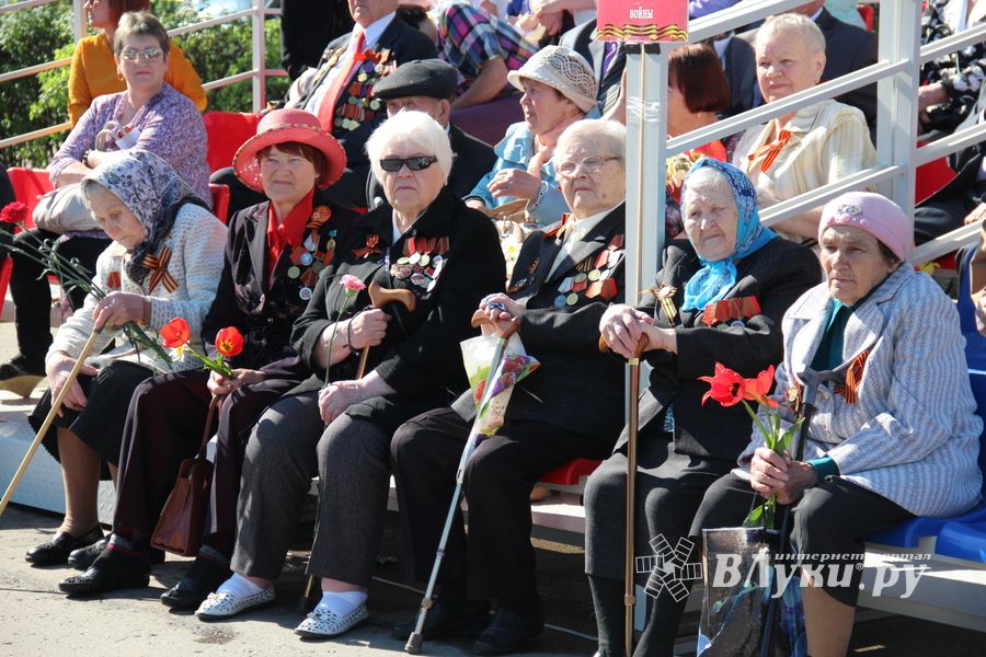 В Великих Луках прошел Парад Победы (ФОТО)