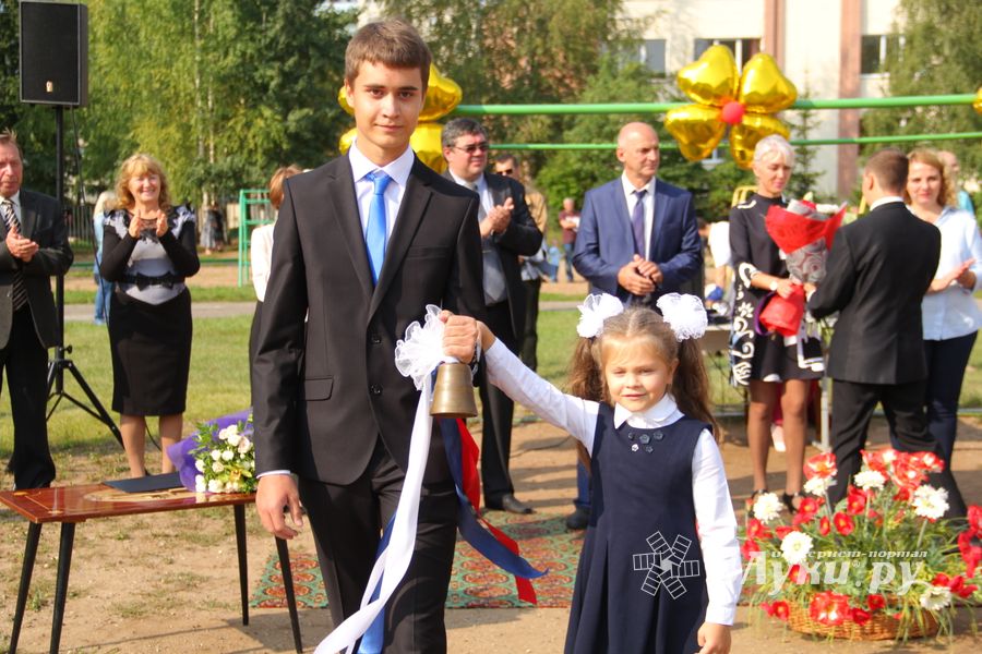 1 сентября в школах Великих Лук прошли Торжественные линейки (ФОТО)