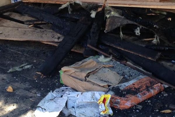 В Великих Луках сгорел торговый павильон (фото)