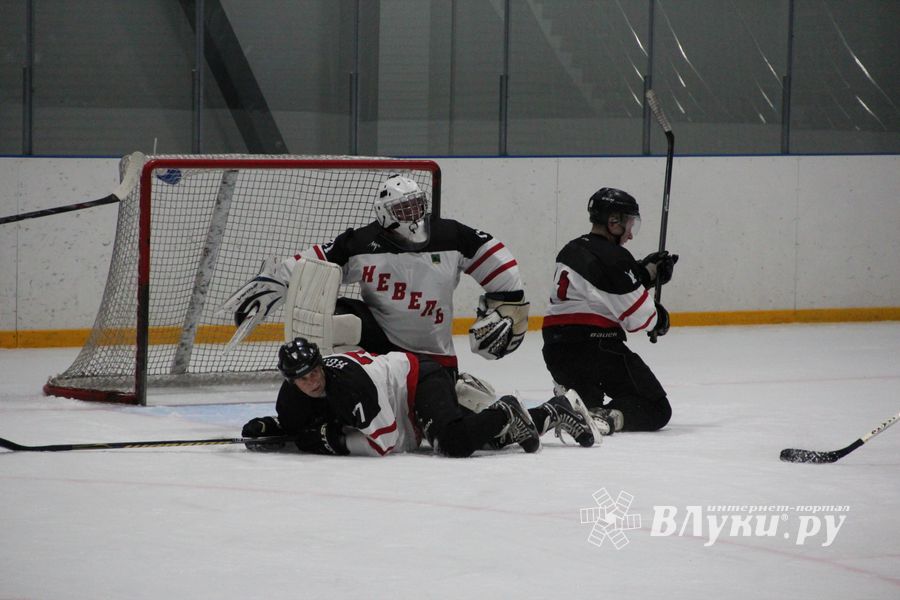 Два зоккейных матча прошли в Великих Луках в рамках Чемпионата города (ФОТО)