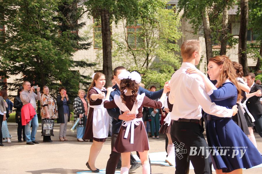 В Великих Луках прозвенели «последние» звонки (ФОТО)