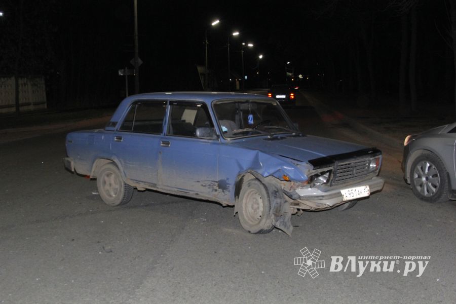 Два ВАЗа столкнулись в Великих Луках (ФОТО)