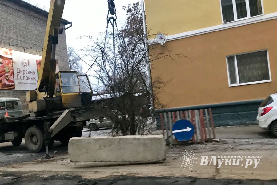 На ул. Первомайской в Великих Луках затруднено движение (ФОТО)