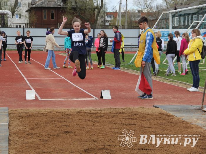 В Великих Луках проходят соревнования «Шиповка юных» (ФОТО)