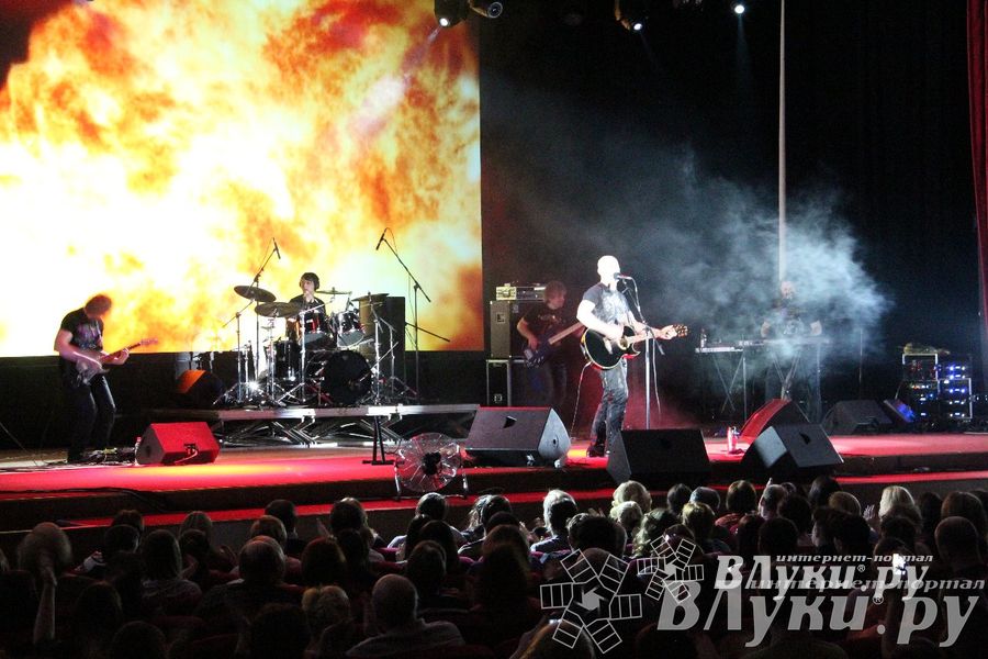 В Великих Луках состоялся концерт Дениса Майданова