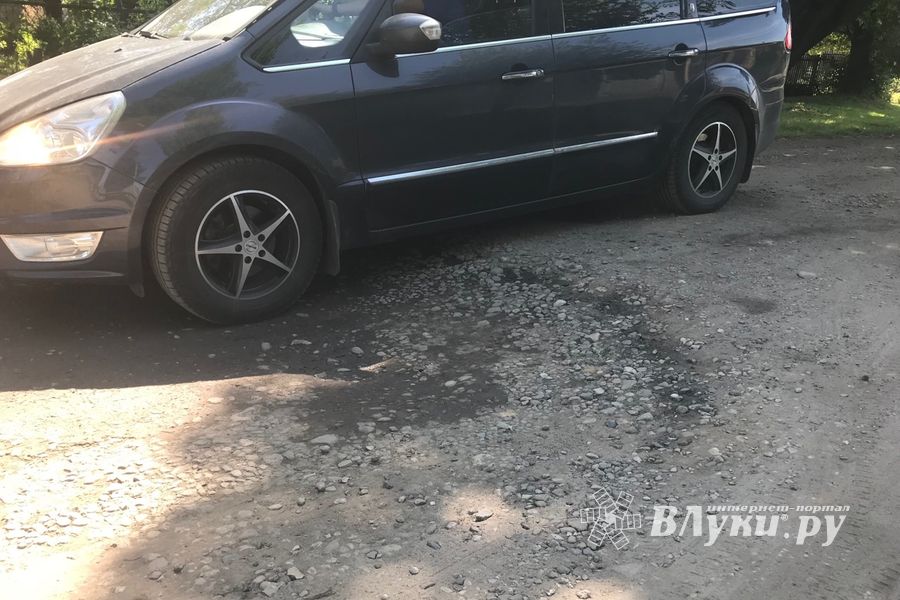 «Невидимый» асфальт на великолукской дороге (ФОТО)