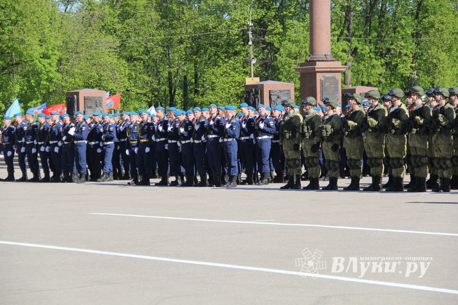 Парад в честь Дня Победы прошел в Великих Луках (ФОТО)