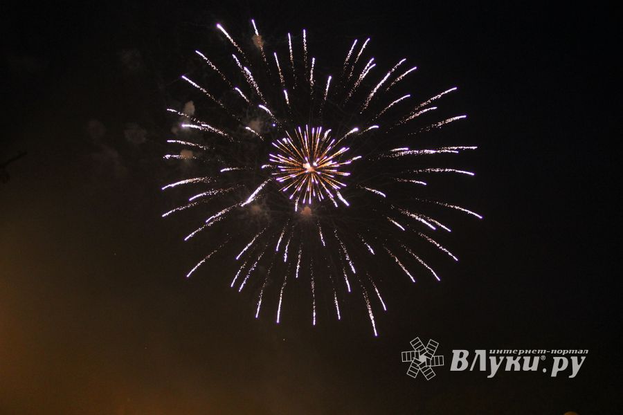 9 мая в Великих Луках. Шествие и салют