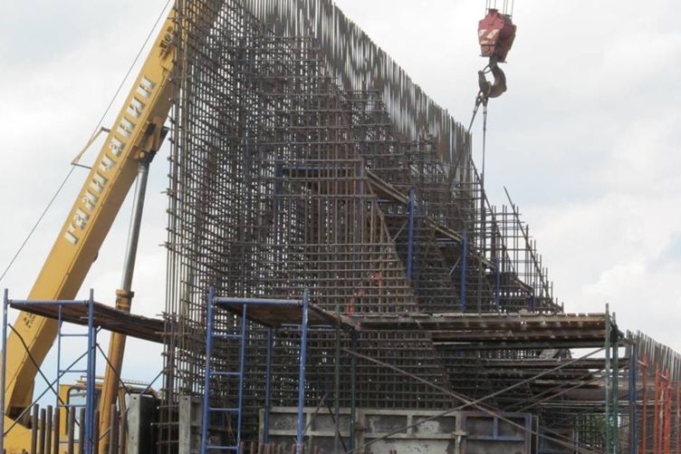 В Великих Луках продолжается строительство автодорожного путепровода через железную дорогу (ФОТО)