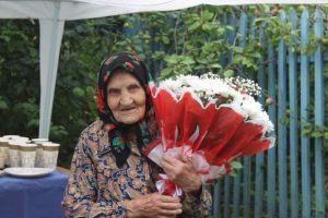 Сотрудники УПФР поздравили жительницу Дновского района со 100-летним юбилеем (ФОТО)