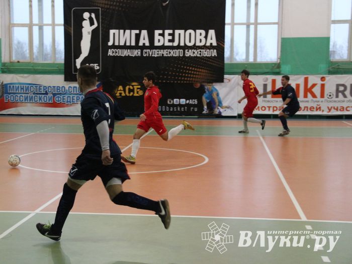 В Великих Луках продолжается Первенство города по мини-футболу (фото)