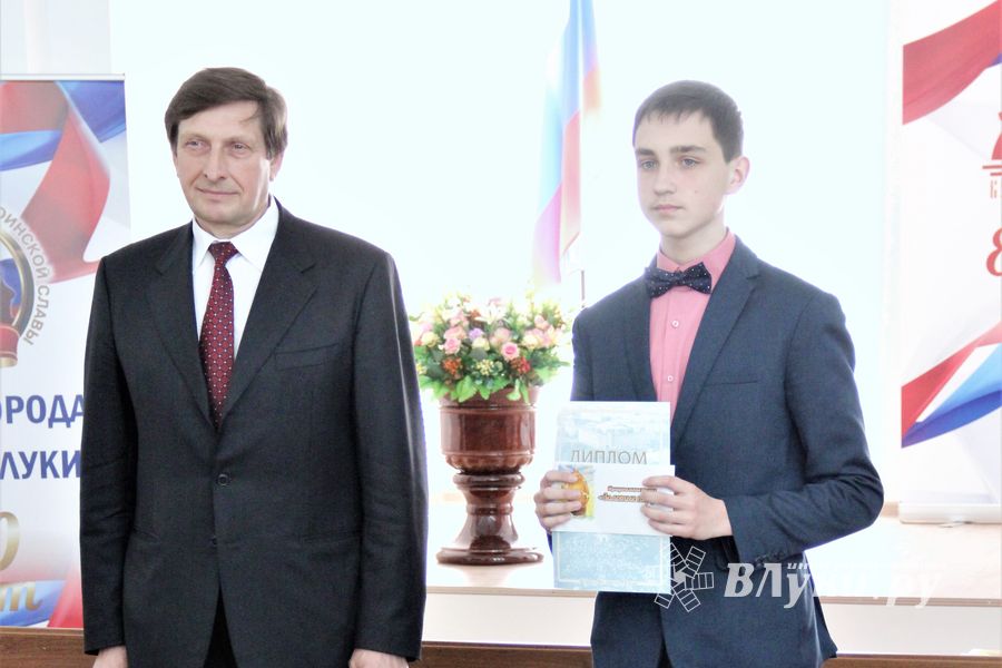 Лучших выпускников Великих Лук наградили «Золотыми парусами» (ФОТО)