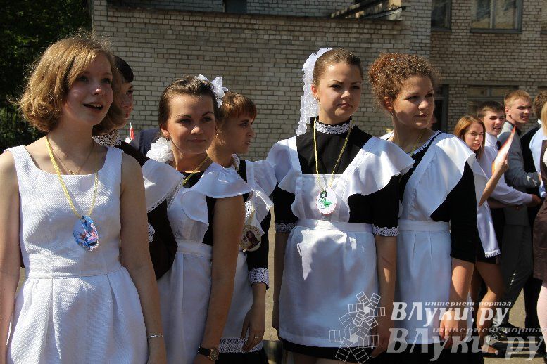 В Великих Луках прозвенели «Последние звонки»