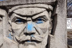 Фотофакт: В преддверии 9 мая барельеф на Малышева испачкан краской