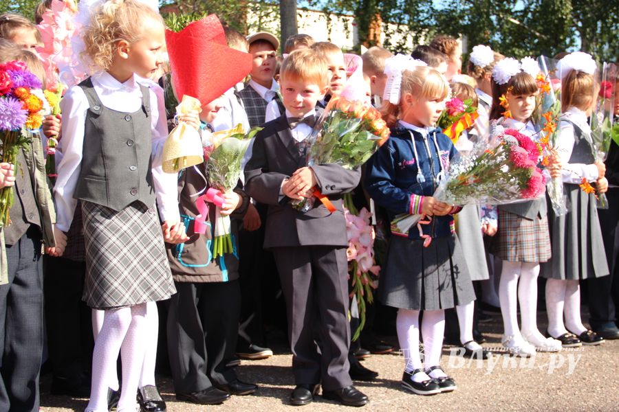 Самую многочисленную школу Великих Лук пополнили 116 первоклассников (ФОТО)