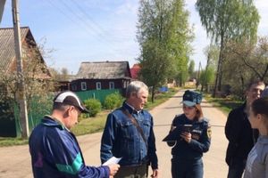 Об ответственности за сжигание сухой травы и мусора напомнили пожарные жителям Великих Лук (ФОТО)