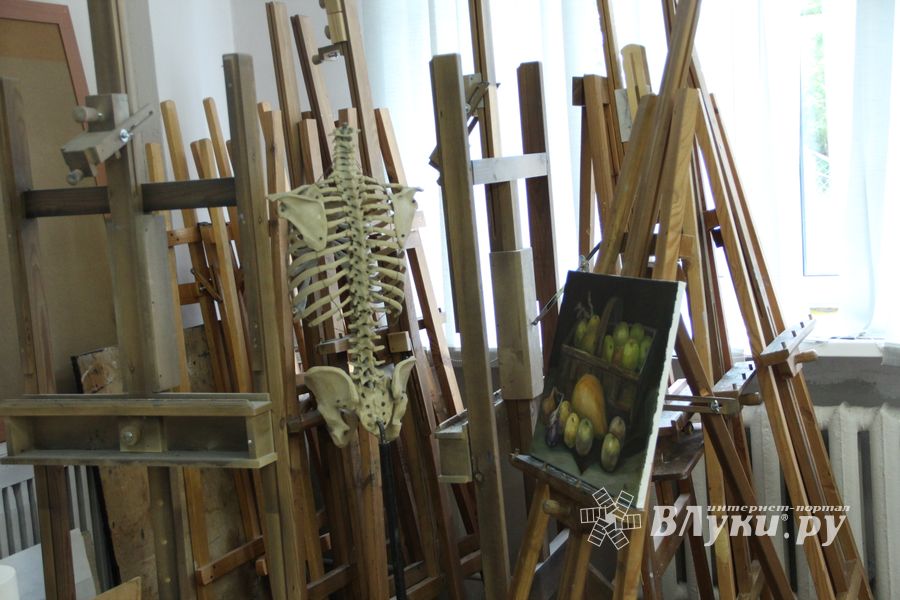 В Великих Луках ремонтируют детскую художественную школу (ФОТО)