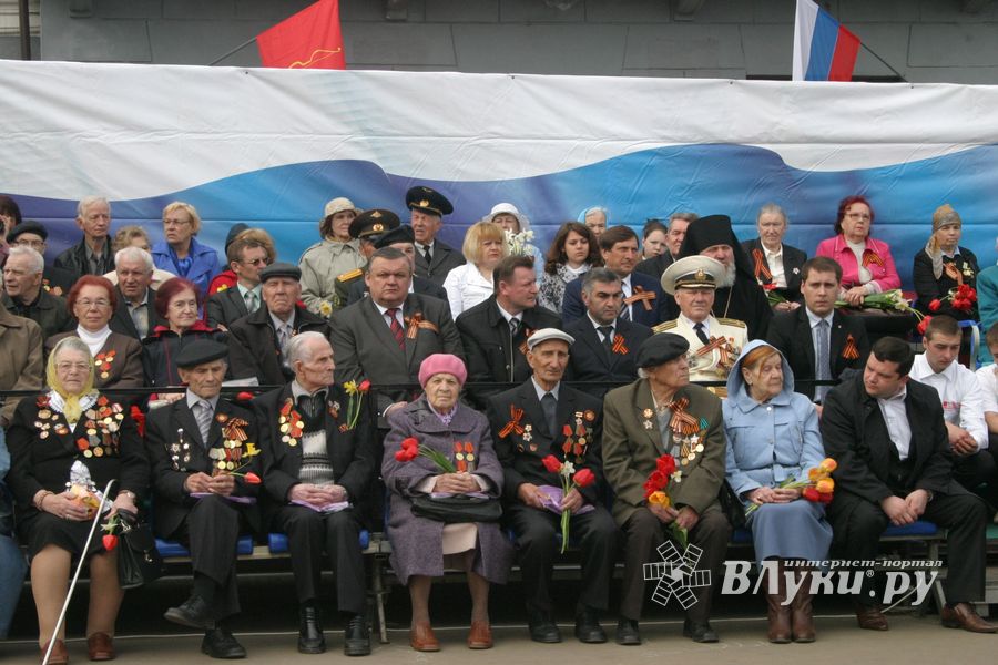 В Великих Луках прошел Военный парад