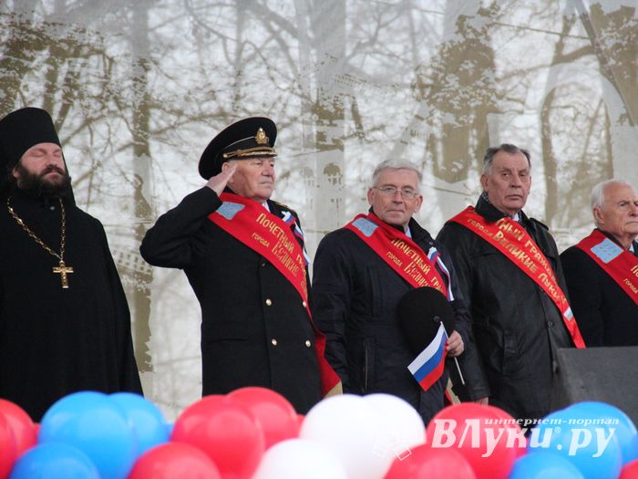 Митинг и праздничные гуляния в Великих Луках (ФОТО)