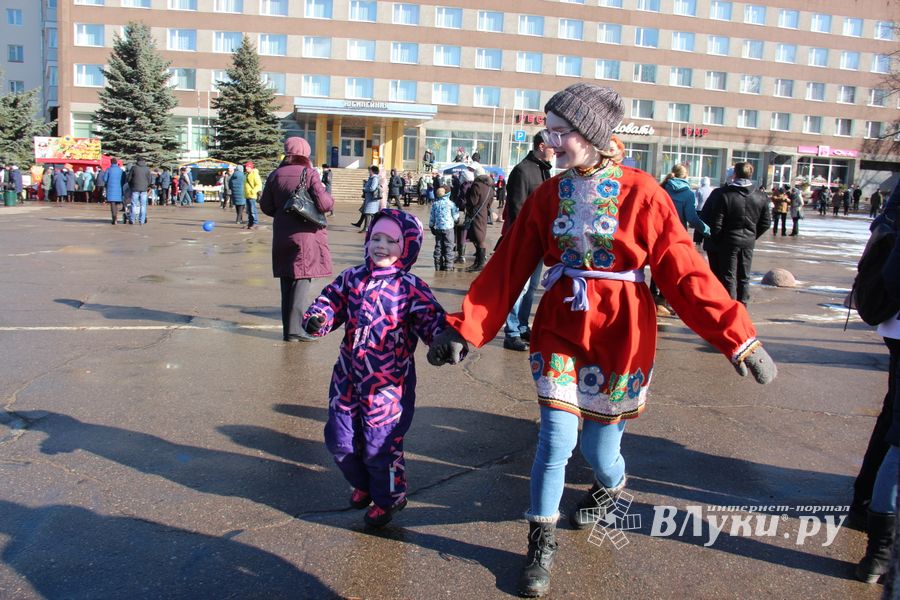 В Великих Луках широко отметили Масленицу (ФОТО)