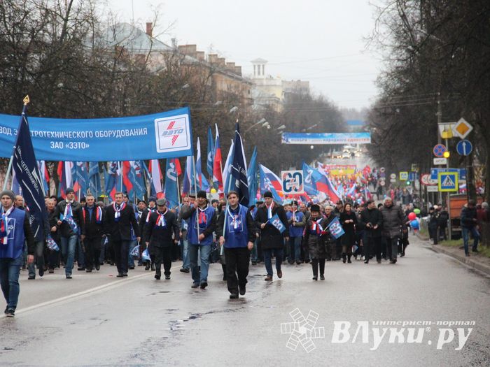 В Великих Луках прошло праздничное шествие (ФОТО)